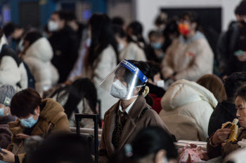 ‘보복 여행’ 시동거는 中, 코로나에 반기지 않는 美·日