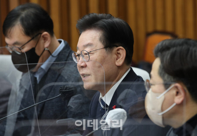 [포토]이재명, '尹 정권 검찰, 민주주의 파괴 도구로 전락...제재 논의해야'