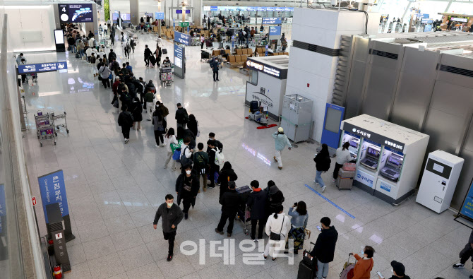 [포토]여행객으로 붐비는 인천공항 출국장