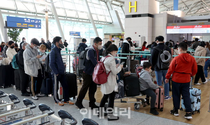 [포토]엔데믹 후 첫 연말연시, 여행객으로 붐비는 인천공항 출국장