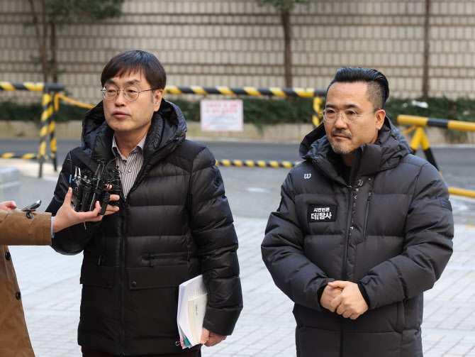'한동훈 주거침입 혐의' 강진구 더탐사 대표, 구속 면했다