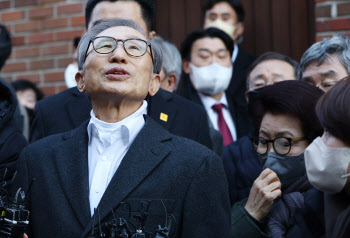 4년9개월만…MB, 사면·복권 일성 “젊은층이 성원·기도해줘 감사”