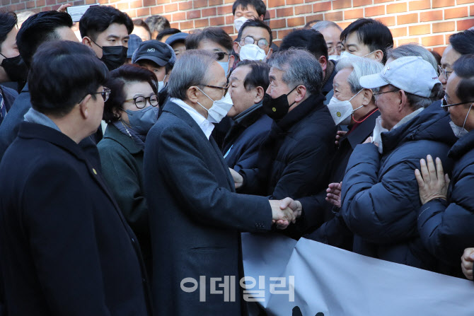 [포토]지지자들과 인사 나누는 이명박 전 대통령