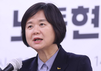 이정미 "이명박씨, 죗값 안 치르고 풀려나왔다…삼권분립 무력화"