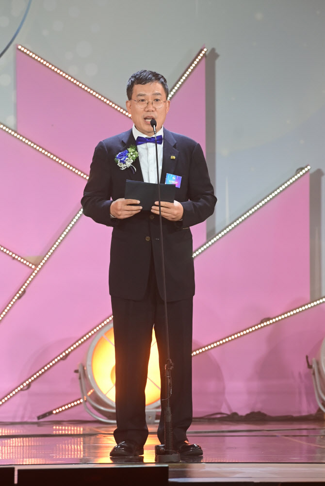 [포토]BJ대상 시상하는 서수길 아프리카TV CBO