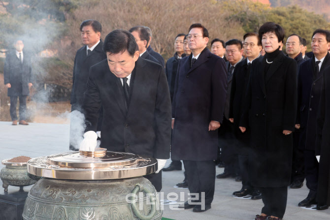 [포토]'현충원 참배하는 김진표 국회의장'