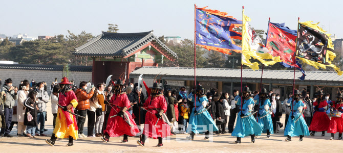 [포토]계묘년(癸卯年) 새해 첫 수문장 교대의식 관람