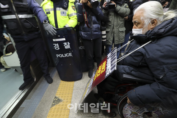 전장연, "법원 조정안 유감스럽지만 수용…5분 내로 지하철 탑승"