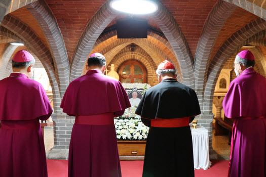 정순택 대주교 "베네딕토 16세, 우리 시대 평화의 사도"…선종 애도