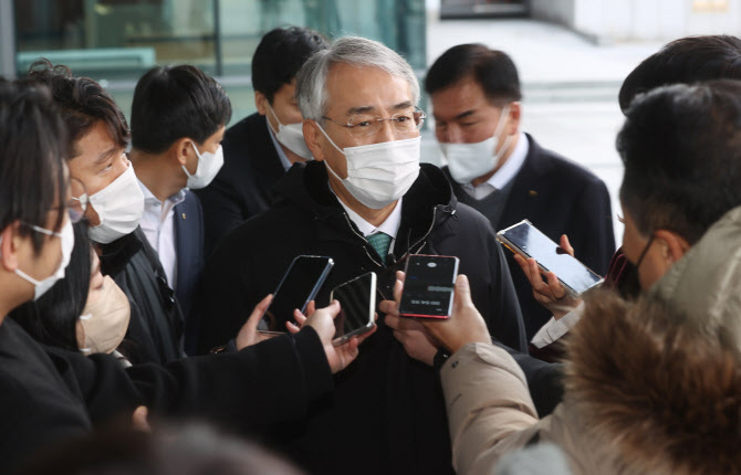 이석준 농협금융 회장 “외부인사 논란 안고 가겠다”