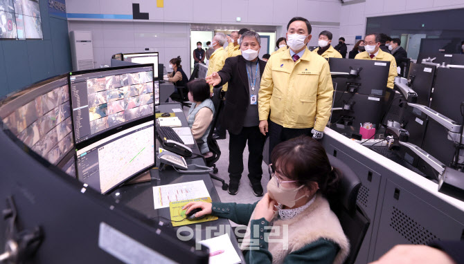 [포토]관내CCTV 살펴보는 조성명 강남구청장