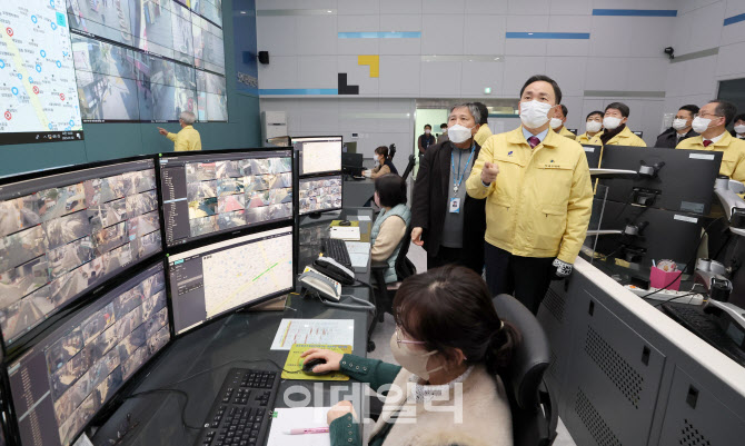 [포토]CCTV 살펴보는 조성명 강남구청장