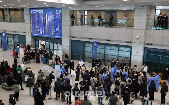 [포토]중국발 입국자 PCR 검사 첫날…인천공항 입국장