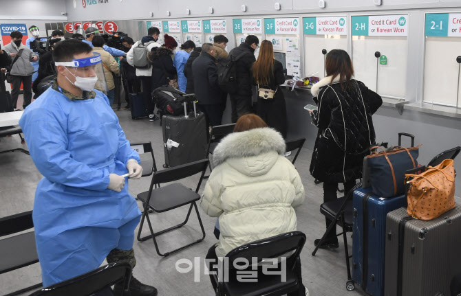 [포토]중국발 여행객들로 북적이는 인천공항 코로나19 검사센터