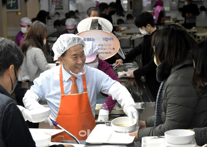 [포토] 이성헌 서대문구청장, 시무식 대신 배식 봉사