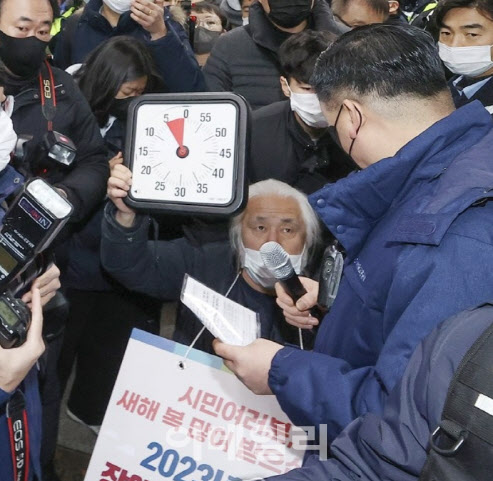 해법없는 강경 대치…전장연, 1박2일 농성 vs 오세훈 “무관용 원칙”(종합)