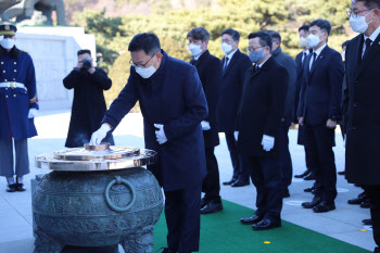 한화그룹 방산계열사, '애국 시무식'…현충원 참배