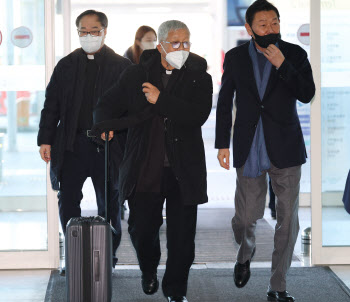 염수정·유흥식 추기경 로마행…베네딕토 16세 장례미사 참석