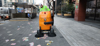 "불법 전단지와의 전쟁"…강남구, 친환경 노면 청소기 도입