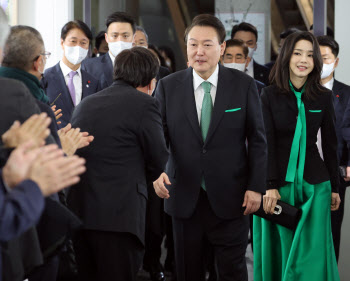 尹 "문화예술인 활동하는 데 최대한 도움 줄 것"