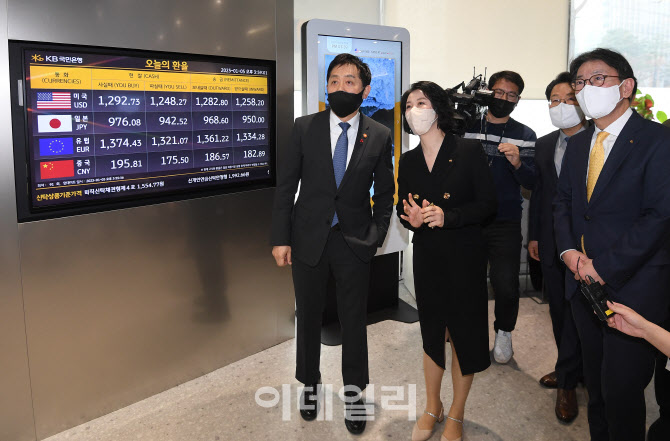 [포토]탄력점포 현장방문한 김주현 금융위원장