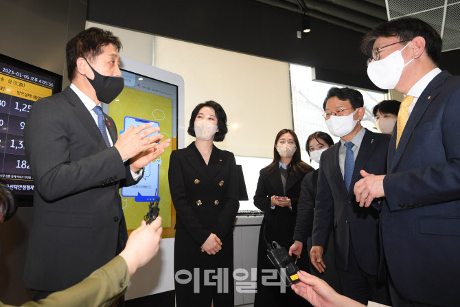[포토]KB국민은행장과 대화하는 김주현 금융위원장