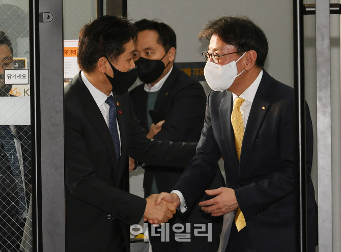 [포토]KB국민은행장과 악수하는 김주현 금융위원장