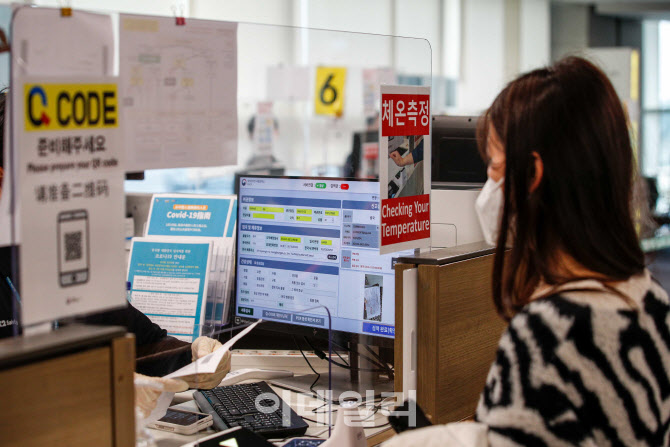 [포토]중국발 입국자, 'Q코드 확인'