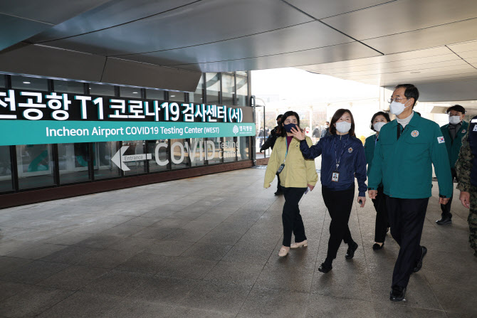 한총리 “실내마스크 해제, 중국 변수 감안해 결정”