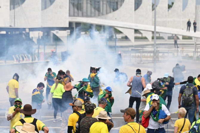 '폭동 배후설' 브라질 전 대통령, 시위대와 선긋기