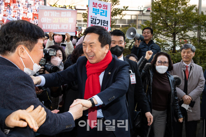 [포토]지지자들과 인사 나누는 김기현 의원