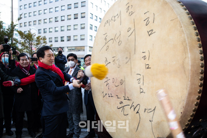 [포토]북치는 김기현 의원