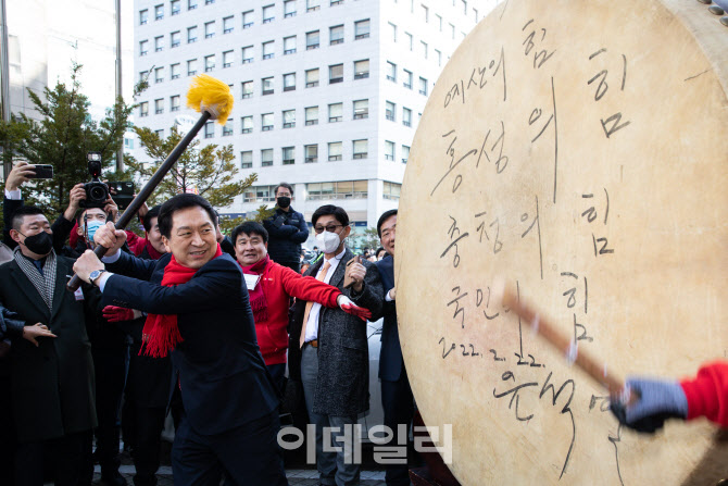 [포토]북치는 김기현