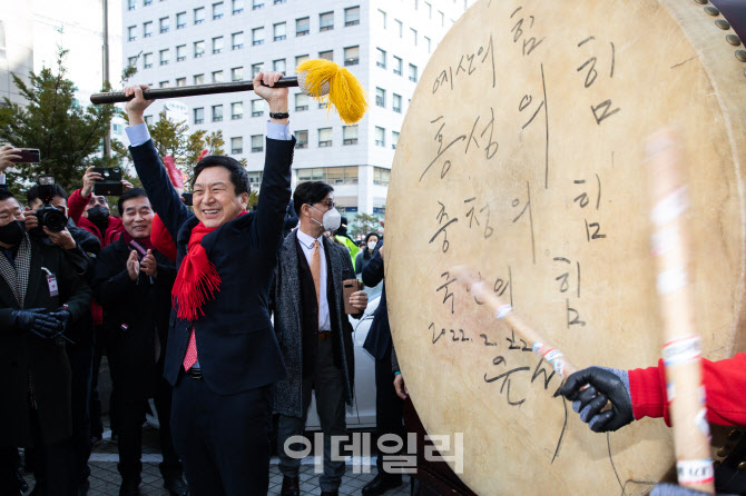 [포토]지지자들 환호에 화답하는 김기현