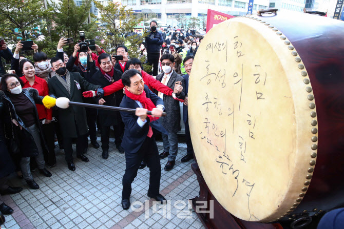 [포토]윤석열 대통령 이름 적힌 대북 치는 김기현