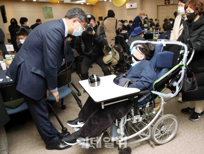 [포토] 인사하는 이기일 차관