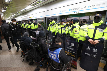 경찰, 삼각지역장 휠체어로 들이받은 전장연 관계자 입건