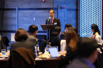 한총리 “나경원 저출산 대책 동의안해…경제문제 제일 중요”