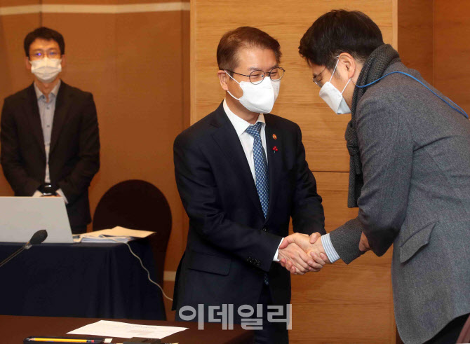 [포토] 조선업 상생협의체 간담회 참석하는 고용노동부 장관