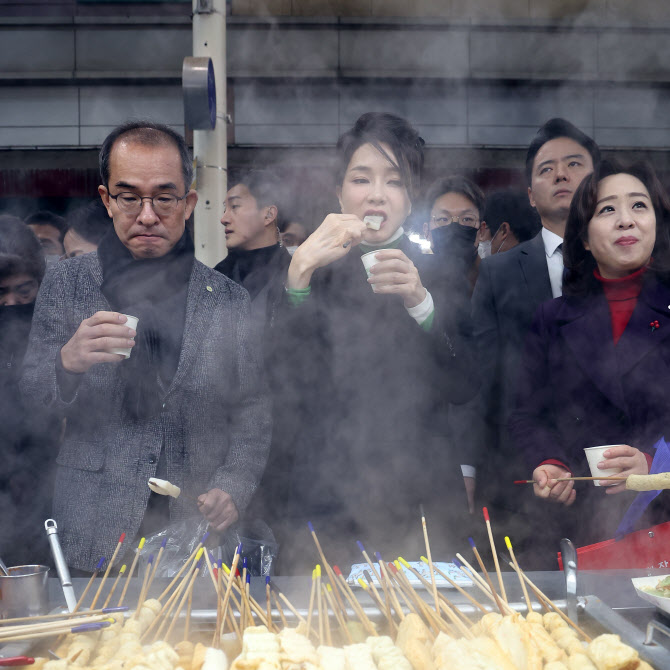 "예뻐요"에 하트 인사, 김건희 여사 방문현장 '선거유세' 방불