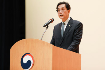 文 '통계 왜곡' 의혹에 통계청장 "중립성 확보방안 마련하겠다"