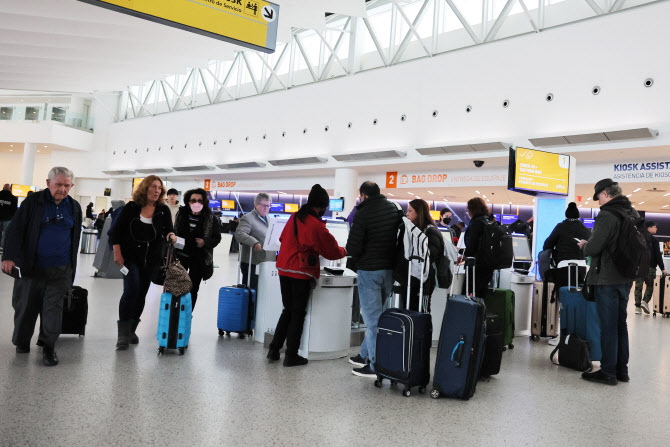 美, 한때 항공기 운항 멈췄다…출발 지연 등 대혼란(종합)