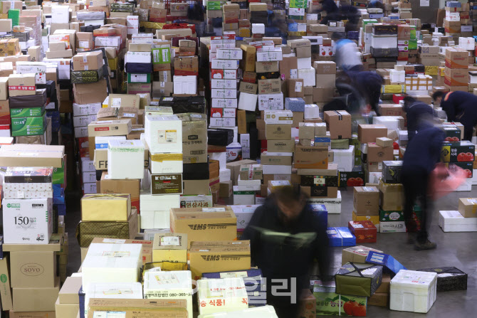 [포토]바쁘게 움직이는 우정사업본부 관계자들