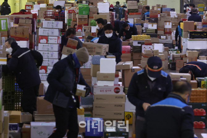 [포토]설 앞두고 가득 쌓인 택배들