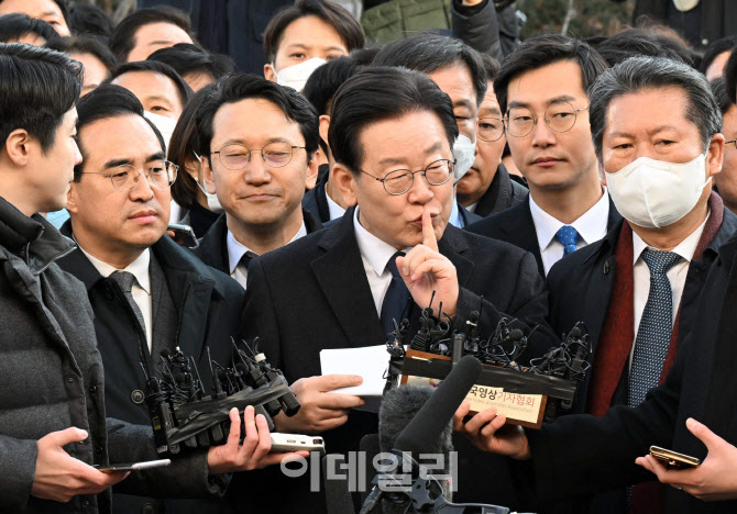 '이재명 형수 욕설' 튼 친문단체 벌금형..."공익보단 사익 추구"