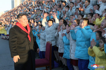 北김정은, 100세 장수자에 생일상 주는 이유는