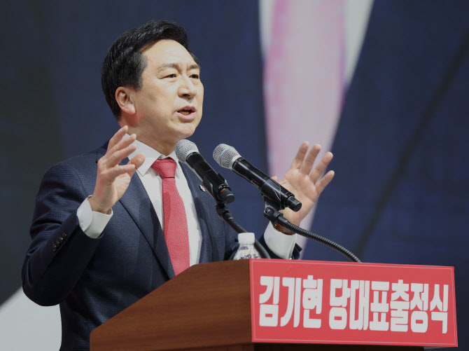 '당대표 선호도' 첫 1위 올라선 김기현…여론조사 문제 제기한 나경원