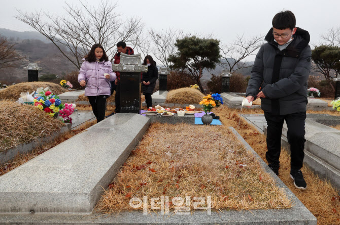 [포토]설 연휴 일주일 앞두고 '미리 성묘' 온 시민들