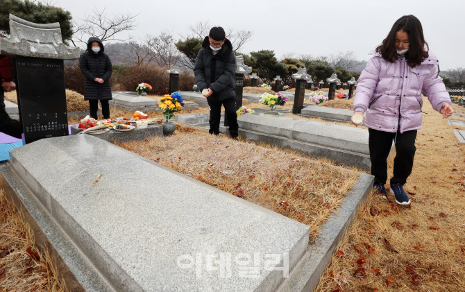 [포토]'미리 성묘객' 붐비는 추모공원