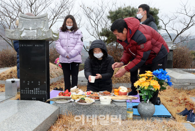 [포토]미리 찾은 성묘 '다음에 또 올게요'